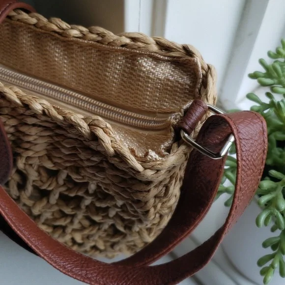 Straw Crossbody Chic Hollow Out. NWT - Picture 16 of 16